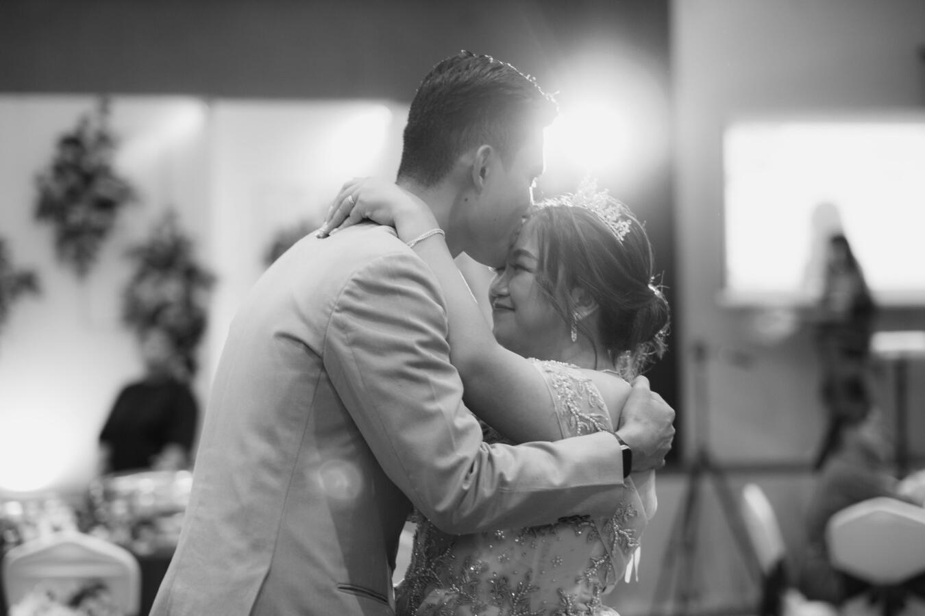 Bride &amp; groom first dance